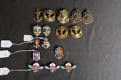 un grand nombre de badges sur une table noire