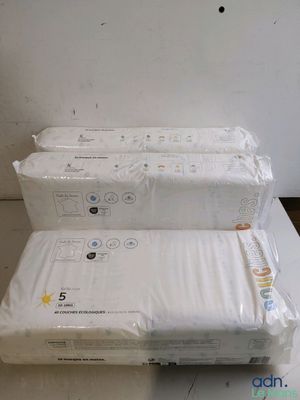 deux boîtes de couches empilées l'une sur l'autre