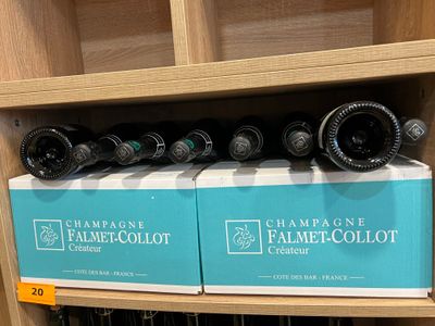de nombreuses bouteilles de vin sur une étagère dans un magasin