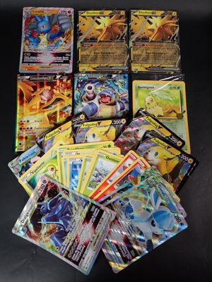 Les cartes Pokémon sont posées sur la table, prêtes à être jouées.
