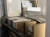 beaucoup de cartons et un réfrigérateur dans une pièce