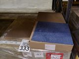 une palette recouverte d'un tapis bleu dans un entrepôt