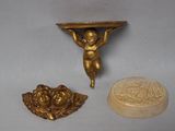 trois œuvres d'art posées sur une table