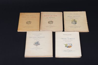 quatre livres posés sur une table, sur fond noir