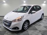 la petite voiture blanche est garée dans une grande pièce