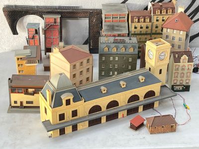 de nombreux bâtiments miniatures disposés sur une table