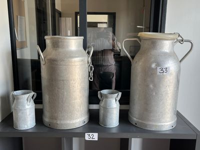 trois vases posés sur une étagère devant un miroir