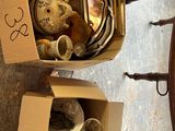 deux cartons remplis d'objets, posés par terre
