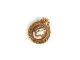 une image représentant une broche plaquée or ornée d'un motif de cheval