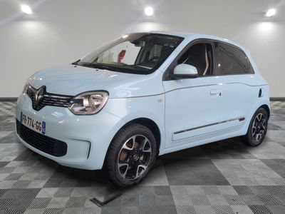 la photo d'une petite voiture blanche garée dans un garage