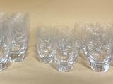 six verres à vin transparents sont alignés sur une table
