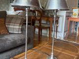 deux lampes posées sur une table dans un salon