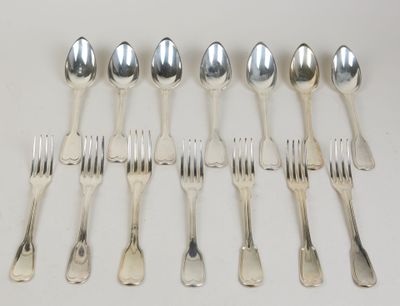 beaucoup de cuillères et de fourchettes en argent sur la table