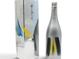 une bouteille de vin à côté d'une boîte