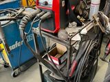 une machine posée sur un chariot dans un garage