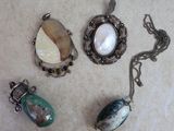 trois bijoux posés sur une table l'un à côté de l'autre