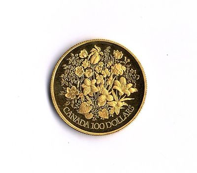 une pièce d'or ornée de fleurs sur un fond blanc