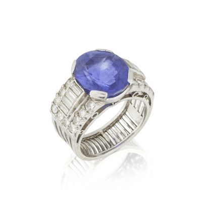 un gros plan d'une bague sertie d'une tanzanite et de diamants