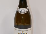 une bouteille de vin posée sur une table