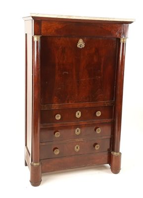 un petit meuble en bois surmonté de tiroirs