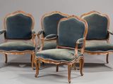 lot de quatre fauteuils de style Louis XV avec assises rembourrées de velours bleu