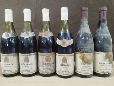 plusieurs bouteilles de vin sont alignées sur une table