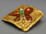 broche plaquée or représentant un papillon et ornée d'une pierre verte