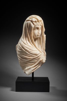 une tête de femme en marbre romain
