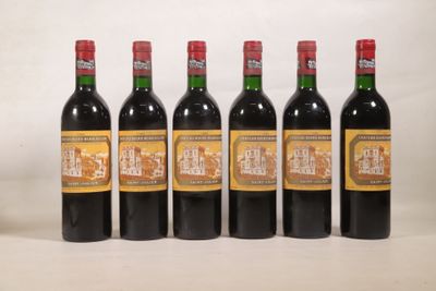 six bouteilles de vin sont alignées dans une rangée