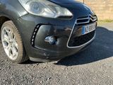 une petite voiture noire garée sur le bord de la route