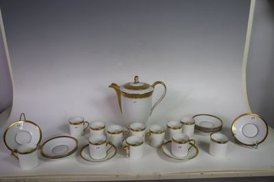 beaucoup de tasses et de soucoupes posées sur une étagère