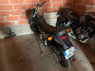 deux motos garées l'une à côté de l'autre dans un garage