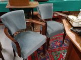 plusieurs chaises et une table dans une pièce recouverte d'une nappe bleue