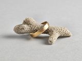 un gros plan d'une bague en or sur laquelle est représenté un chien