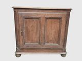 une vieille armoire en bois à deux portes, avec un tiroir en dessous