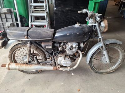 une vieille moto garée dans un garage