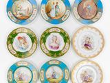 six assiettes sur lesquelles figure l'image d'une femme et d'un enfant