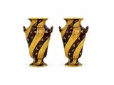 deux vases placés l'un à côté de l'autre