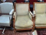 deux chaises assises l'une à côté de l'autre sur un tapis