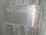 un gros plan d'une plaque métallique fixée au mur