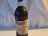 une bouteille de vin posée sur une table