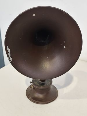 une enceinte marron posée sur une table blanche