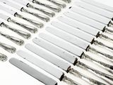 un ensemble de huit couteaux en métal argenté aux manches ouvragés