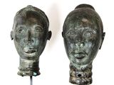 deux têtes de femme en bronze posées sur un socle en bois