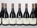 six bouteilles de vin rouge alignées