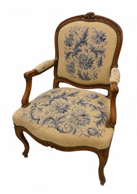 une vieille chaise ornée d'un motif floral bleu et blanc
