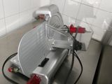 une machine posée sur le sol de la cuisine