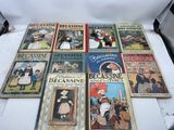 de nombreux livres posés sur une table blanche