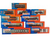 Plusieurs boîtes de petits trains sont empilées les unes sur les autres