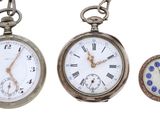trois types différents de montres de poche présentés sur un fond blanc